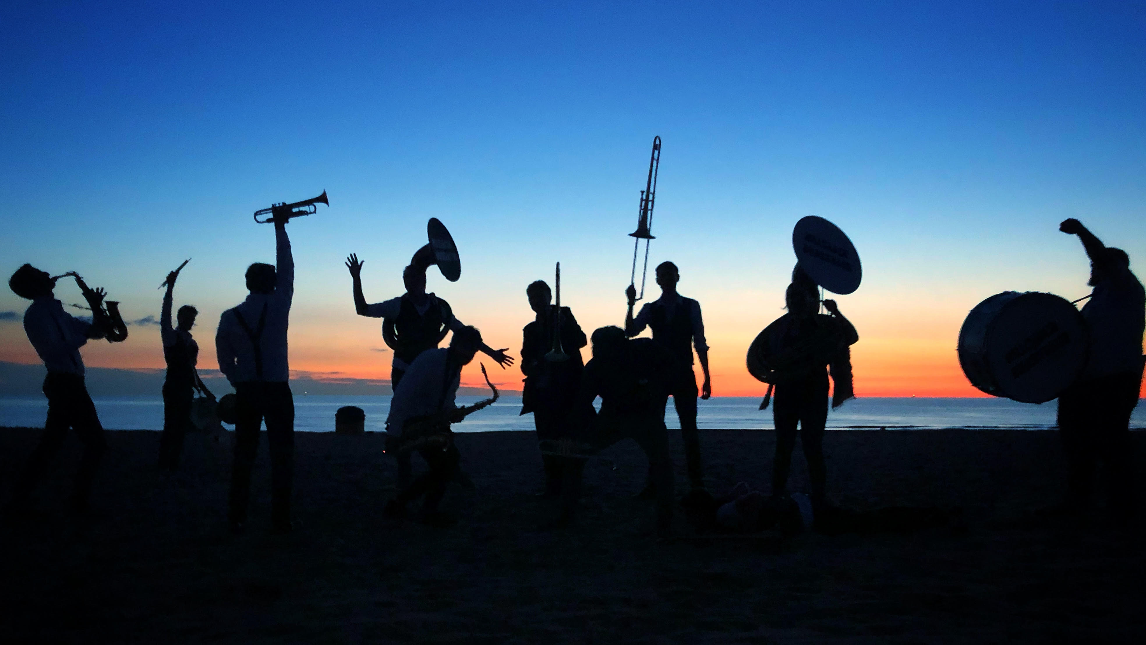 Hillsback Brassband silhouet bij zonsondergang